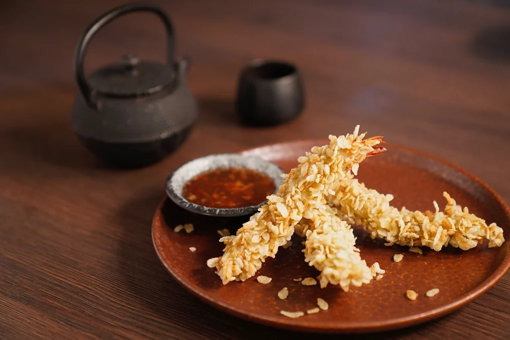 Knusprige Ebi Tempura mit Dip und japanischem Tee