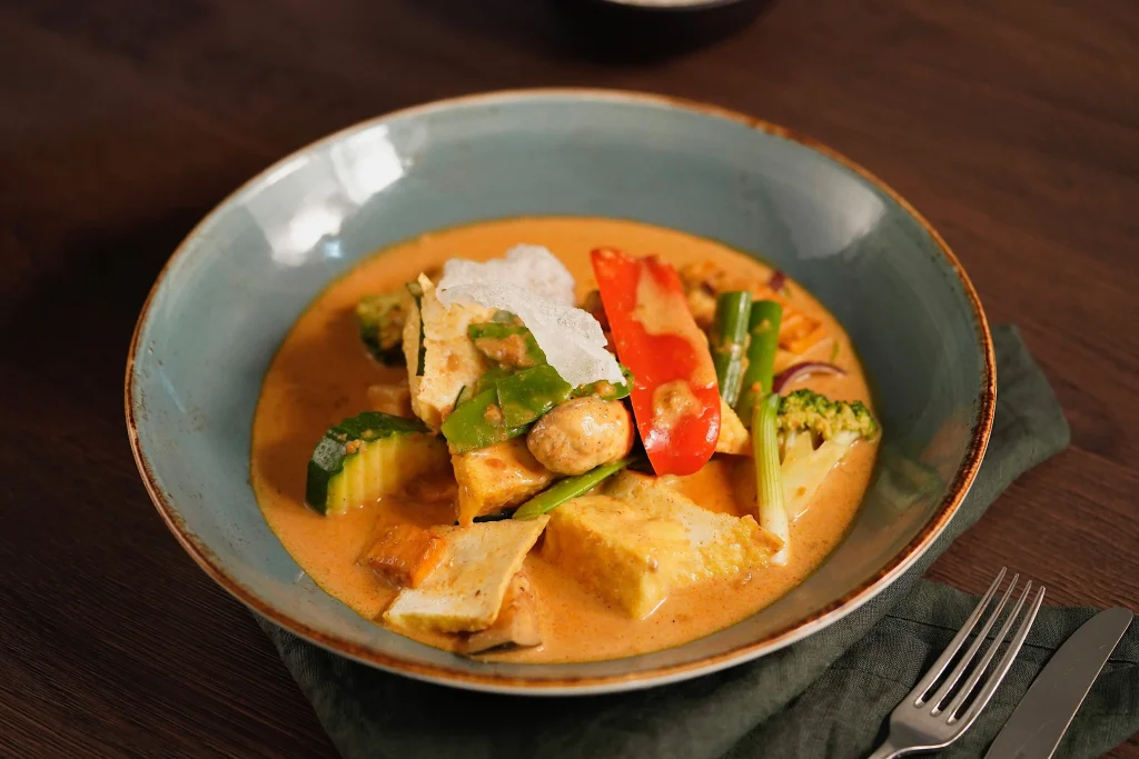 Asiatisches Erdnuss-Curry mit Gemüse und Tofu