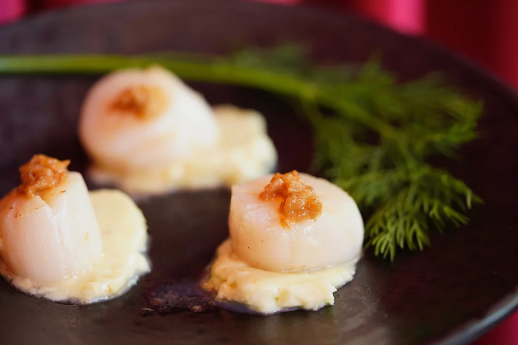 Jakobsmuscheln mit asiatischen Beilagen und Sauce