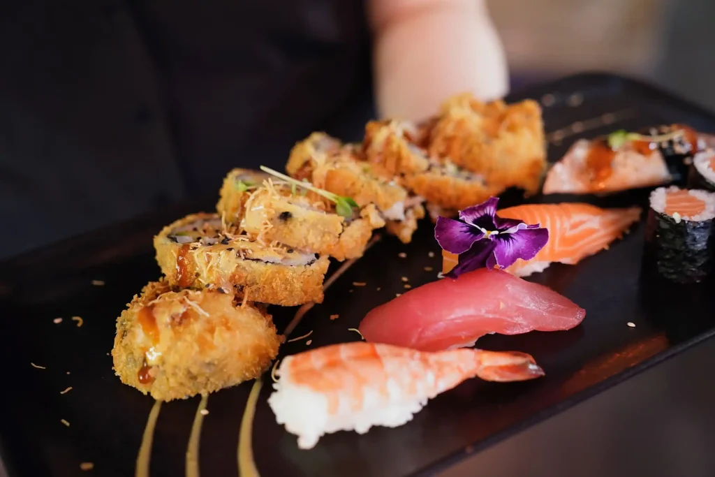 Knusprige Sushi-Spezialität mit Tempura und hausgemachten Zutaten