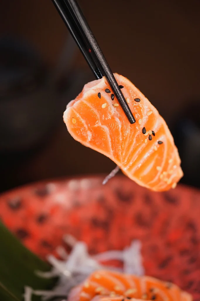 Frisches Lachs-Sashimi mit japanischen Beilagen