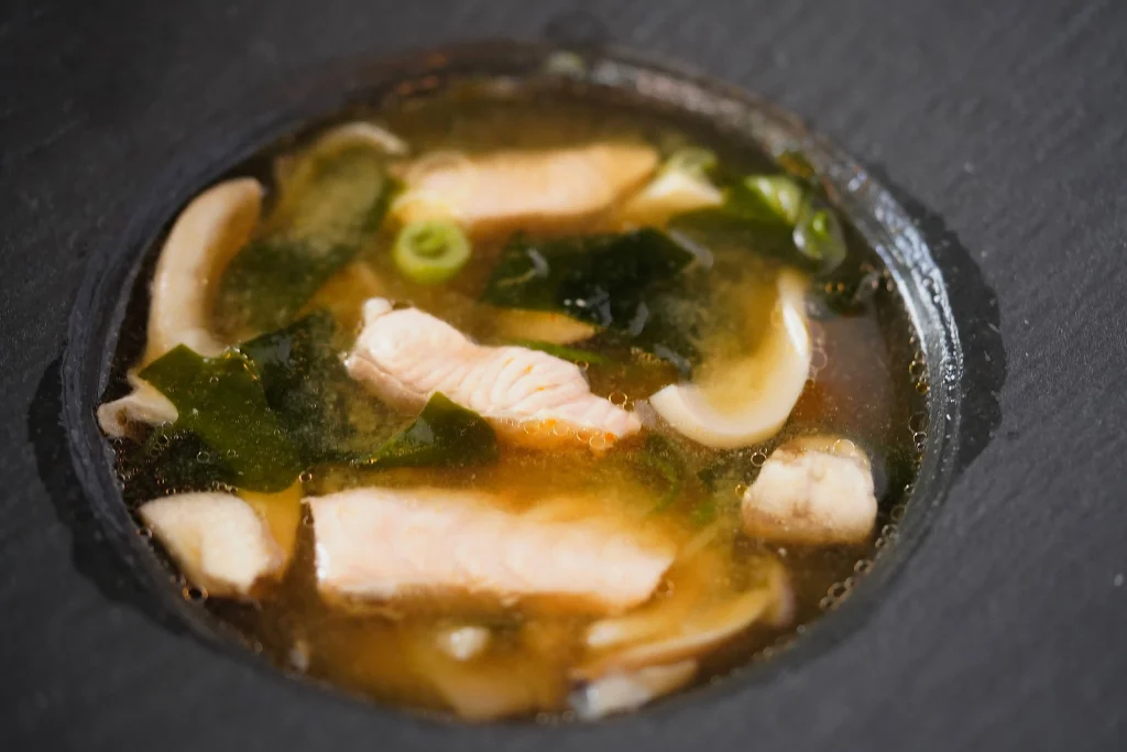 Traditionelle japanische Miso-Suppe mit Tofu und Algen