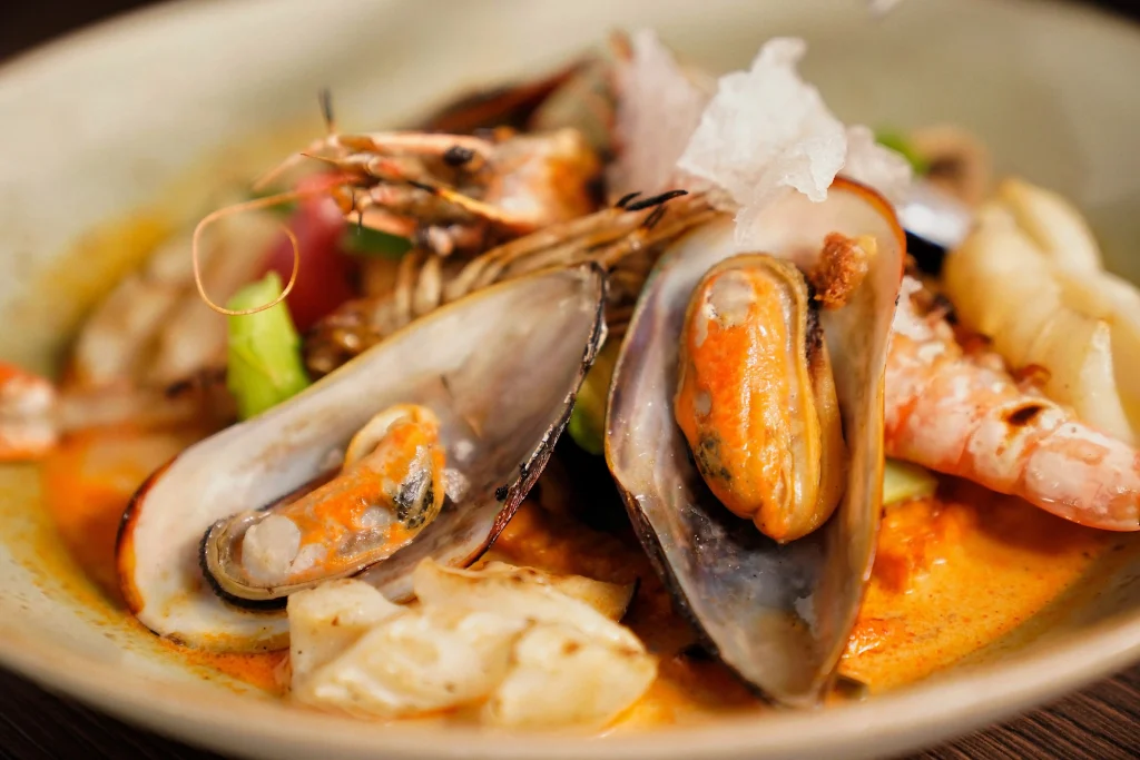 Asiatische Meeresfrüchte-Suppe mit Muscheln und Garnelen
