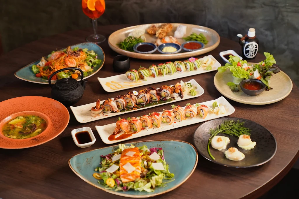 Sushi-Menü mit verschiedenen Spezialitäten und Beilagen