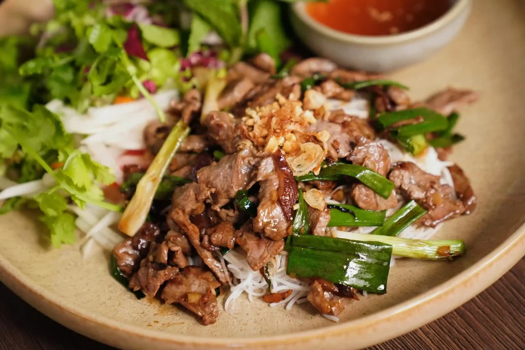 Traditioneller vietnamesischer Salat mit aromatischen Zutaten
