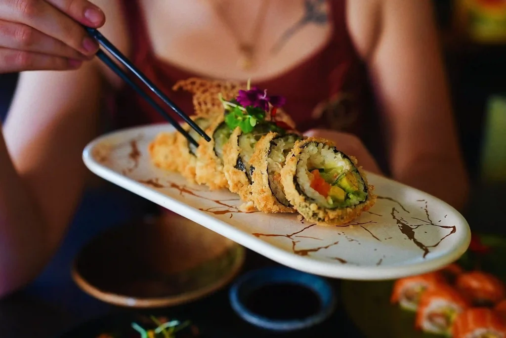 Knusprige Crunchy Sushi Roll mit frischen Zutaten
