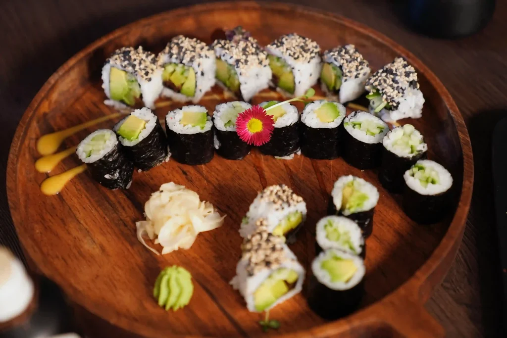 Sushi-Mix mit Maki, Nigiri und Special Rolls auf Holzplatte