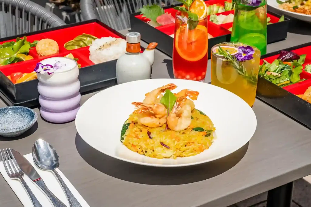 Gebratener Reis mit Garnelen, Bento-Boxen und hausgemachten Cocktails auf der Terrasse des Mai Garden Offenburg